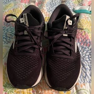 Brooks Revel 4. Black. Size 8. Used and in good condition. Worn about 3 months